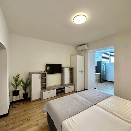 Crolivia Apartments Near Arena, Center Of พูลา ภายนอก รูปภาพ