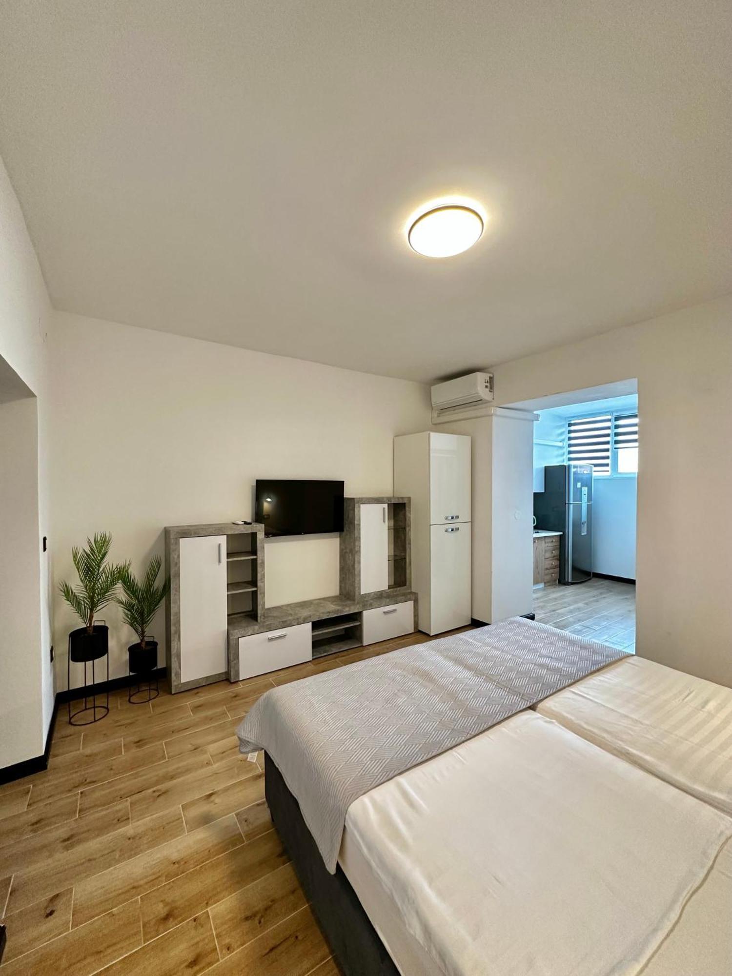 Crolivia Apartments Near Arena, Center Of พูลา ภายนอก รูปภาพ